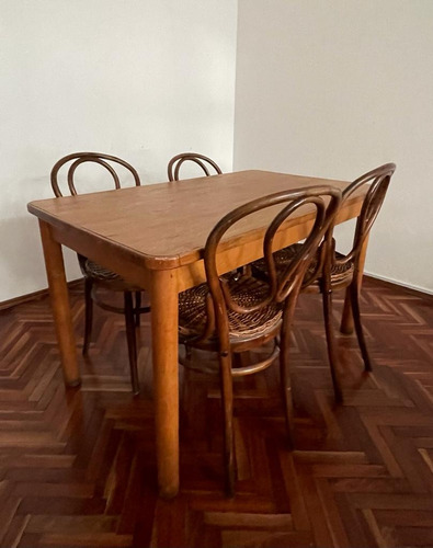 Mesa De Madera En Buenas Condiciones Con 4 Sillas De Mimbre