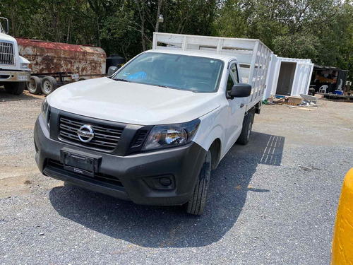 Imagen 1 de 6 de Nissan Np300 2017 2.5 Estacas Dh Aa Pack Seg Mt