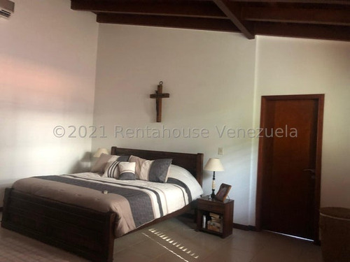Se Vende Casa Tipo Townhouse Espaciosa, Amplia Inm, Con Cocina Empotrada Concepto Abierto E Integrada A La Sala Y Patio, Pisos De Porcelanato, Pozo Y Planta Electrica 100%. Altos De Guataparo