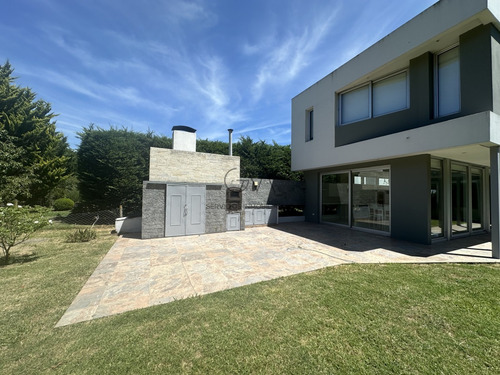 Casa En Alquiler Permanente En Barrio Rumenco.