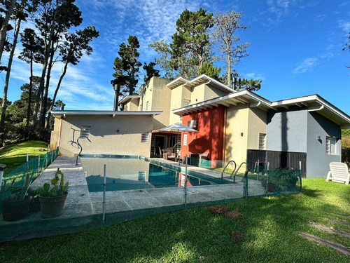 Casa En Venta - 5 Dormitorios 4 Baños - Pinamar