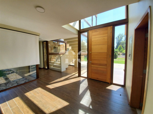 Casa En Venta De 5 Dorm. En Colina Chicureo, Las Brisas