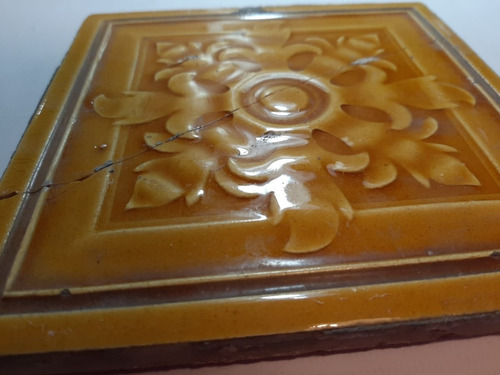 Imagen 2 de 3 de Antiguo Azulejo Mayólica Relieve Amarilla Motivo Floral 7590