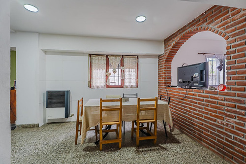 Casa En Venta - 4 Dormitorios 2 Baños - Cochera - 464mts2 - Mar Del Plata