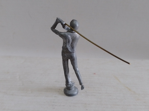 Adorno Jugador De Golf De Metal Con Base En Un Solo Pie (Usado)