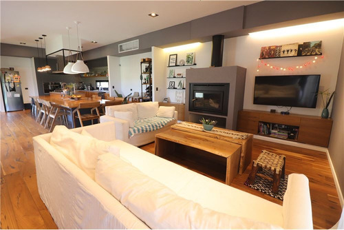 Venta Casa Santa Elena 5 Ambientes, 4 Dormitorios