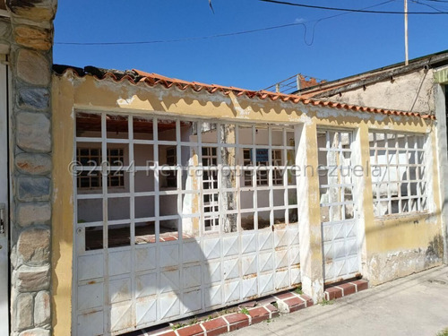 Se Vende Encantadora Casa En La Urbanización Santa Elena, Palo Negro 24-15256 Irrr