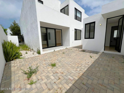 Condominio Inspira Zibata Casa Ubicada En Esquina De 223 M2 Con 3 Recamaras Y Con Cuarto De Servicio Qh745*25