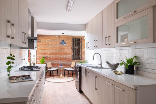 Vive Seguro En Chicureo: Casa Chilena En Condominio Central