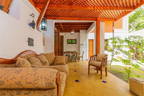 Casa En Venta De 7 Dorm. En Providencia