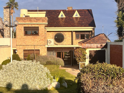 Casa En Venta Padrón Único, Piscina, Estufa, Punta Gorda.