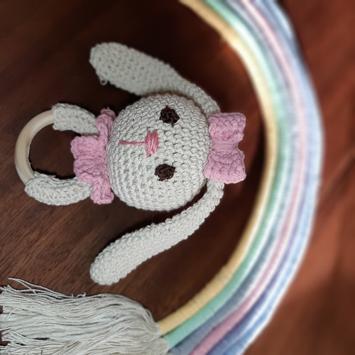 Imagen 4 de 4 de Combo Florinda - Manta De Apego Y Sonajero Tejida Al Crochet