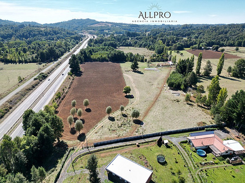 Terreno Extenso Y Casa En Construcción Frente Carretera