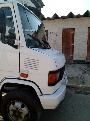 Imagem 5 de 15 de Mercedes Bens 710 2005
