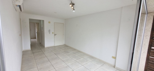 Departamento De Dos Ambientes En Alquiler En Castelar Norte