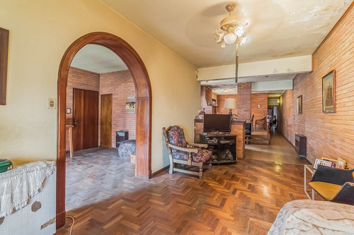 Casa · En Venta · 2 Plantas, 6 Ambientes · Con Amplio Terreno A Refeccionar · Castelar