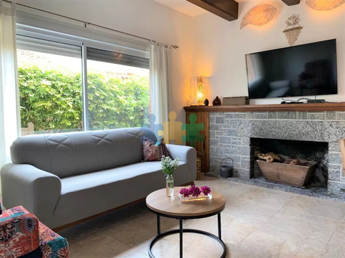 Casa En La Península De Punta Del Este En Venta - Seis Dormitorios Y Piscina - Ref : Eqp3144
