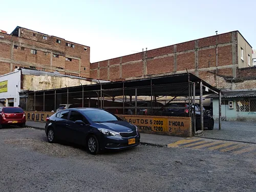 Parqueadero A 2 Cuadras De La Iglesia La Ermita De Cali - Venta