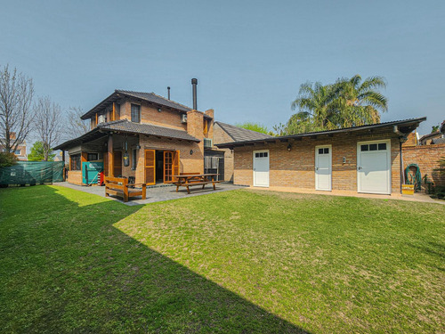 Casa De 3 Dormitorios Con Gran Jardín Y Pileta En Fisherton