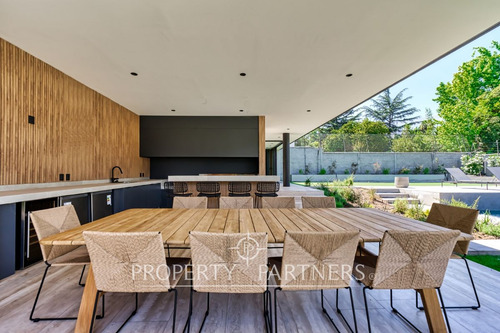 Espectacular Casa Con Precioso Quincho En Excelent...