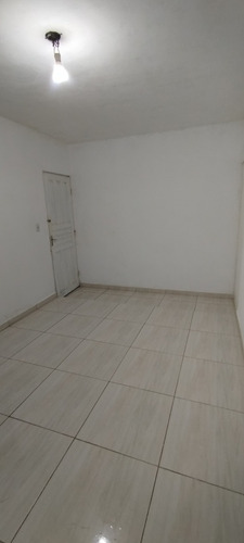 Aluga-se 1 Cômodo Com Banheiro