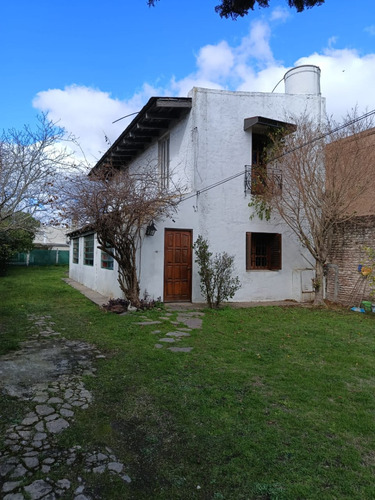Casa De Época De 3 Ambientes, Desarrollada En Dos Pisos, Amplio Terreno, En El Centro En Alejandro Korn, Partido De San Vicente.