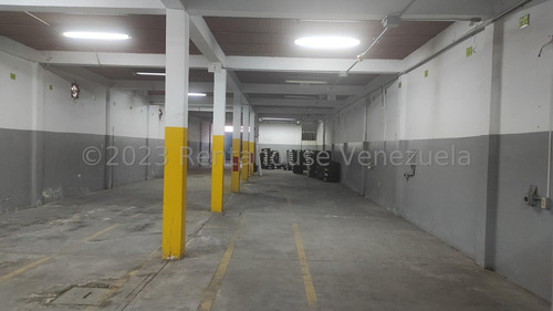 En Alquiler Constituida Por Una Edificación De Tres Niveles, En Su Primera Planta Un Amplio Deposito Ideal Para Establecer Su Empresa 24-2083 Irrr