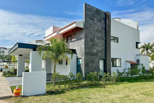 Casa Con Alberca Y Seguridad En Fraccionamiento