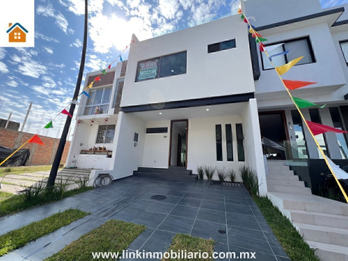 Casa Nueva En Venta Dentro De Coto Con Vista Al Bosque