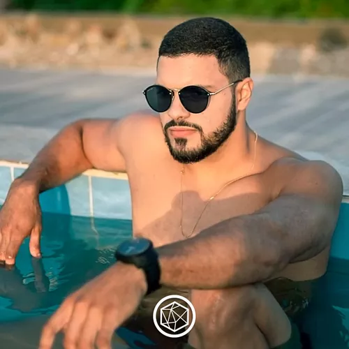 el hombre con gafas de sol negras está en la piscina en sus