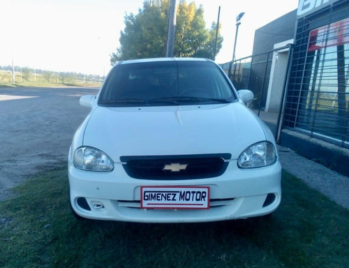 Imagen 3 de 8 de Chevrolet Corsa 2010