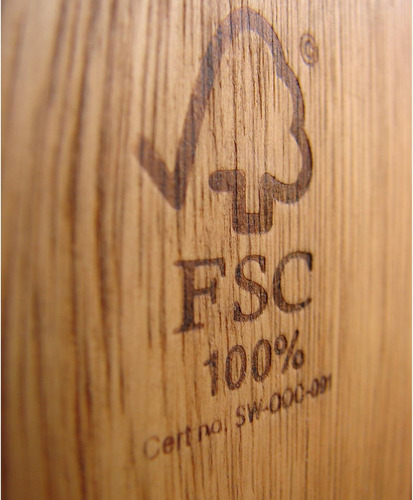 Camastro Kingsbury De Madera de Eucalipto FSC Con Respaldo De Malla y Dos Ruedas Traseras Color Café