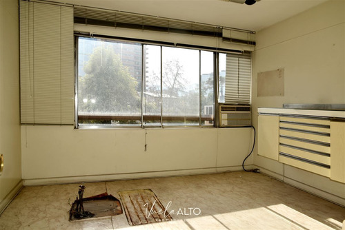 Depto. En Venta 2 Dorm Y Servicios / Vitacura / 2 Estac.