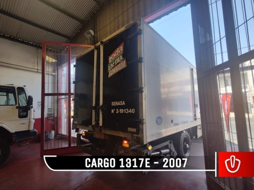 Imagen 3 de 6 de Cargo 1317e C/ Equipo De Frio Y Grua