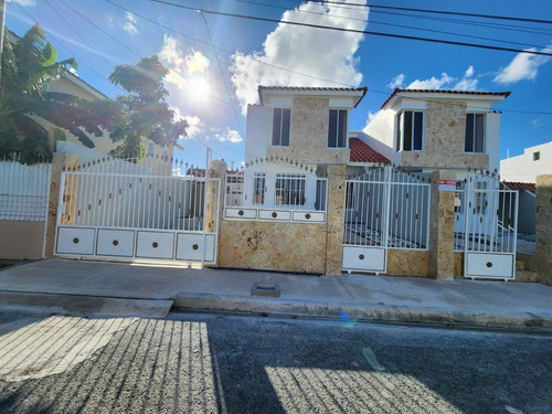 Villas Tipo Townhouse En Venta En Punta Cana, Bávaro, 2 Habi