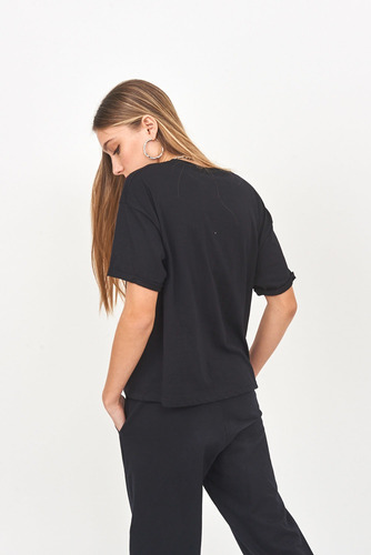 Imagen 3 de 4 de Remera Chilling Manga Corta Mujer 47 Street