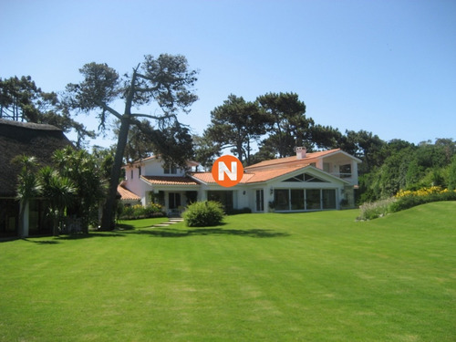Casa En Venta Golf De Punta Del Este, Frente Al Mar, Con Vista , 6 Dormitorios.- Ref: 209970