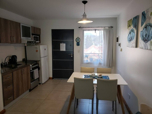 Imagen 2 de 12 de Departamento Céntrico Con Vistas A Las Montañas En San Martín De Los Andes