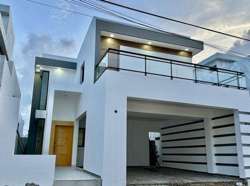 Vendo Hermosa Casa De 2 Niveles En El Residencial Brisa Oriental En San Isidro, Santo Domingo Este, República Dominicana