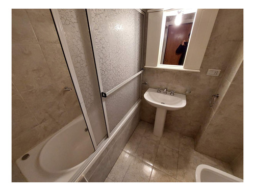 Imagen 5 de 8 de Departamento De 2 Dormitorios Con Cochera En Venta En Barrio Pueyrredón.