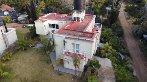 Casa Dumbus Gran Casa Pinamar Centro 14 Personas + Cuna, Pet Friendly, Parrilla, Parque, Metegol, Wifi Fibra 300mega Eventos