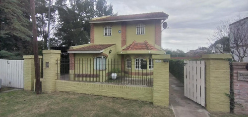 Casa 3 Dormitorios Y Departamento Con Parque En Chascomus