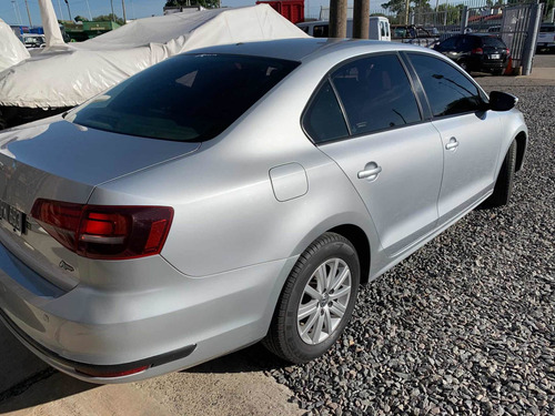 Imagen 6 de 8 de Volkswagen Vento 2.0 Advance 115cv Summer Package 2016