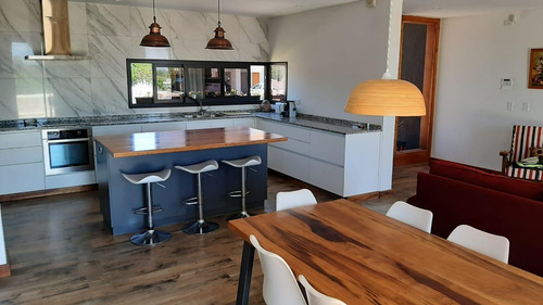 Venta Casa Diseño, Barrio Laderas, Chacras De Coria
