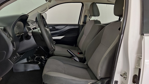 Imagen 6 de 13 de Nissan Np300 Doble Cab Diesel 4x4 Dt Mt 2018