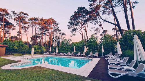 Casa En Venta De 2 Dormitorios En Barrio Privado Parque Pinares, Punta Del Este.