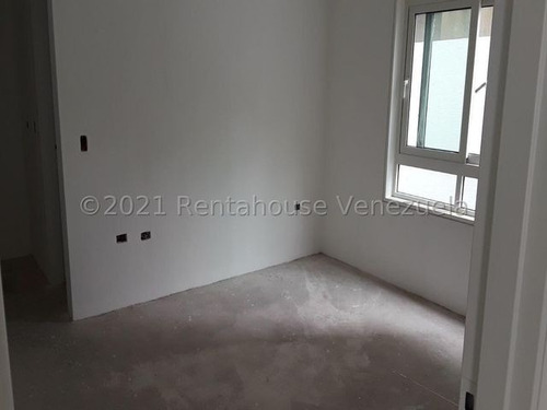 Imagen 6 de 26 de Mls #22-13462 Estupendo Pb De 214 M2, En Exclusivo Condominio De Lujo Ubicado En La Urbanización Las Mercedes. Consta De 104 M2 De Apartamento Más 110 M2 De Jardín. Afm.