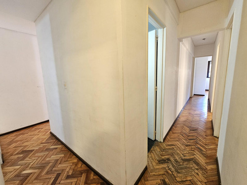 Departamento De 4 Ambientes Con Cochera Descubierta En Venta! Apto Crédito!