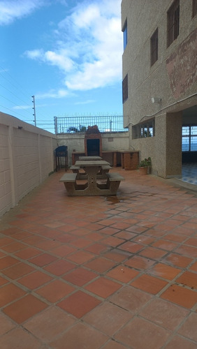 Imagen 3 de 20 de Apartamento En Playa Grande Con Inmejorable Ubicación. Vista Al Club Playa Grande Y Marina Grande. Luminoso,piso Medio. Edificio Bien Conservado.buen Condominio.