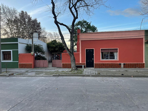 Venta Imperdible Oportunidad Casa 3 Dormitorio Y Parrillero En Trinidad, Acepta Banco. Con Tu Compra Tv 75¨ O 2 Aires Acondicionado De Regalo.